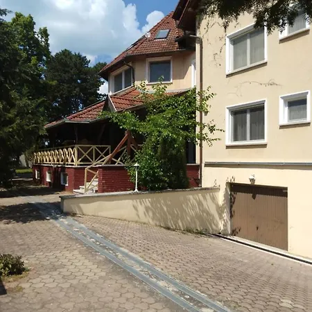 Francoise Szallo 2*